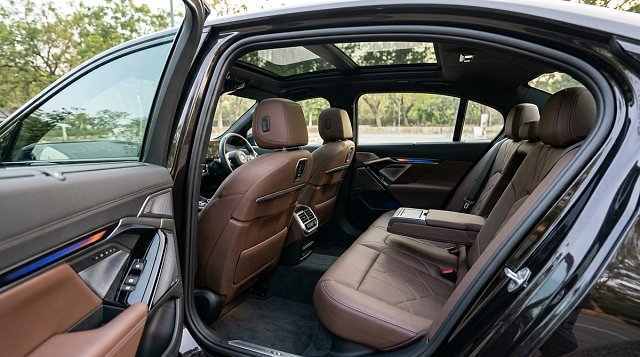 BMW 5 Series photo