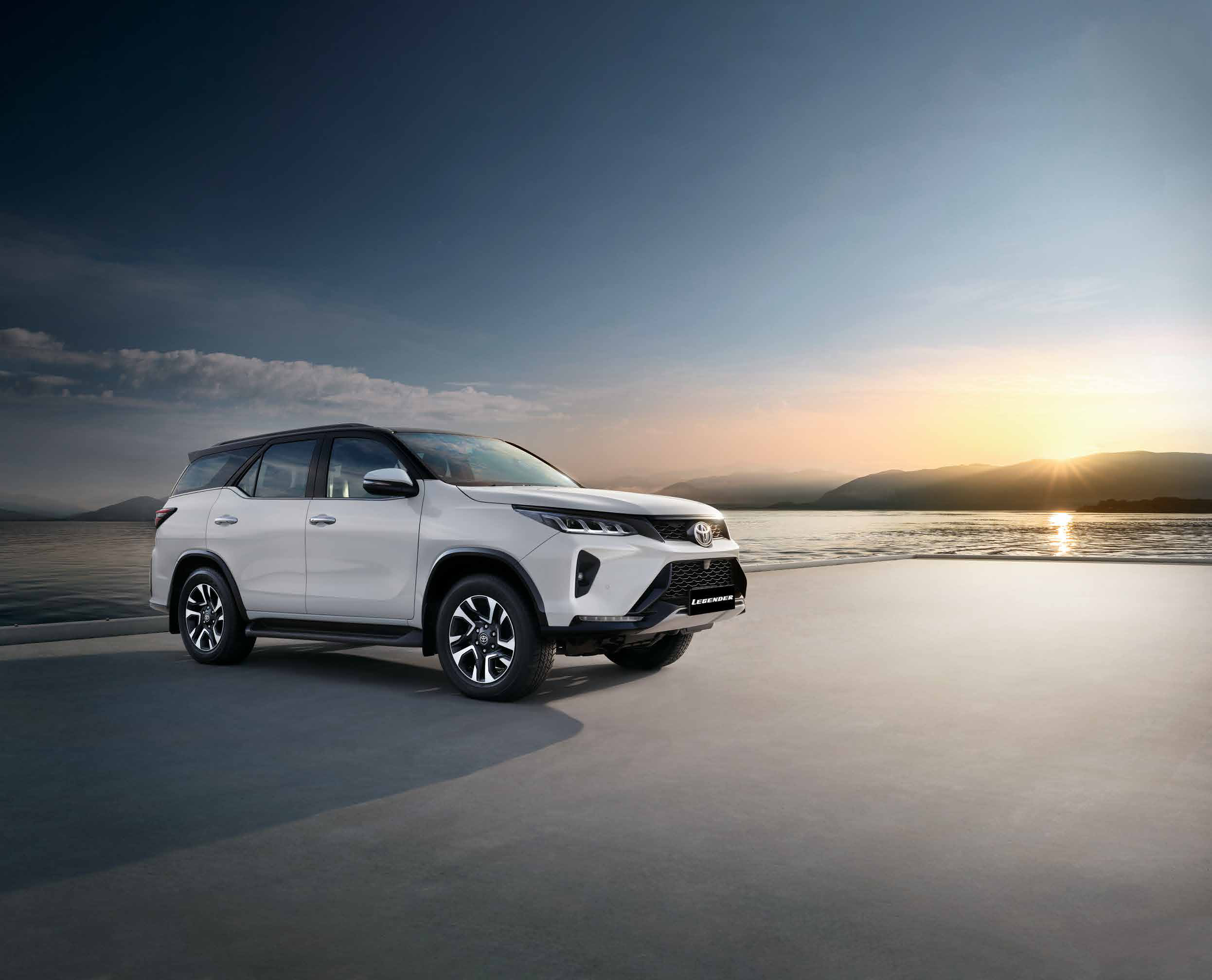Toyota Fortuner Legender — Side profile with dual-tone black roof